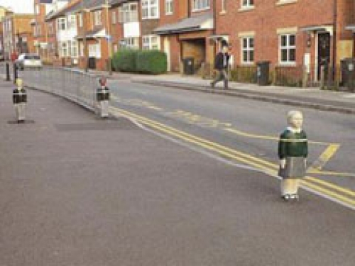 მძღოლებმა სიჩქარე რომ შეანელონ, გზებზე თოჯინები დადგეს